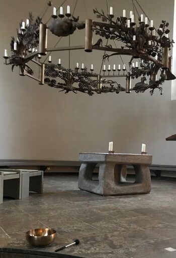 Die Klangschale am Rande des Altarraums der Pfarrkirche